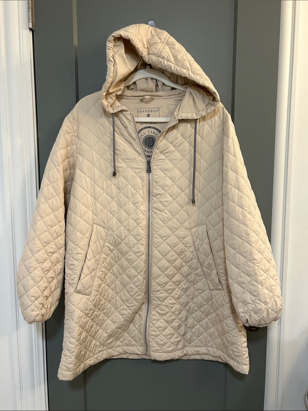 Bernardo Quilted Hooded Puffer Jacket in Light Cream size Medium